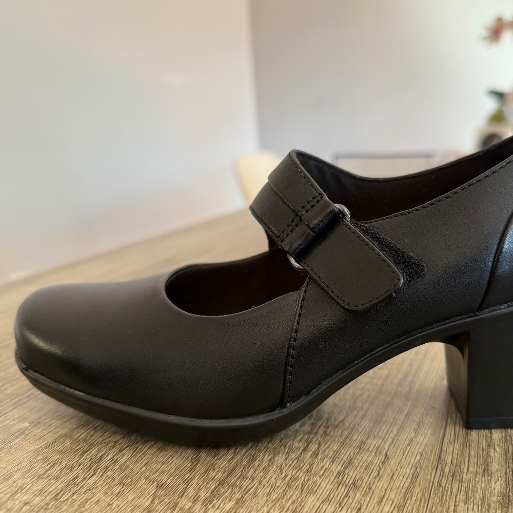 Clarks “Collection” Black Leather Mary Jane Flats – Size 7 (Ultimate Comfort) –